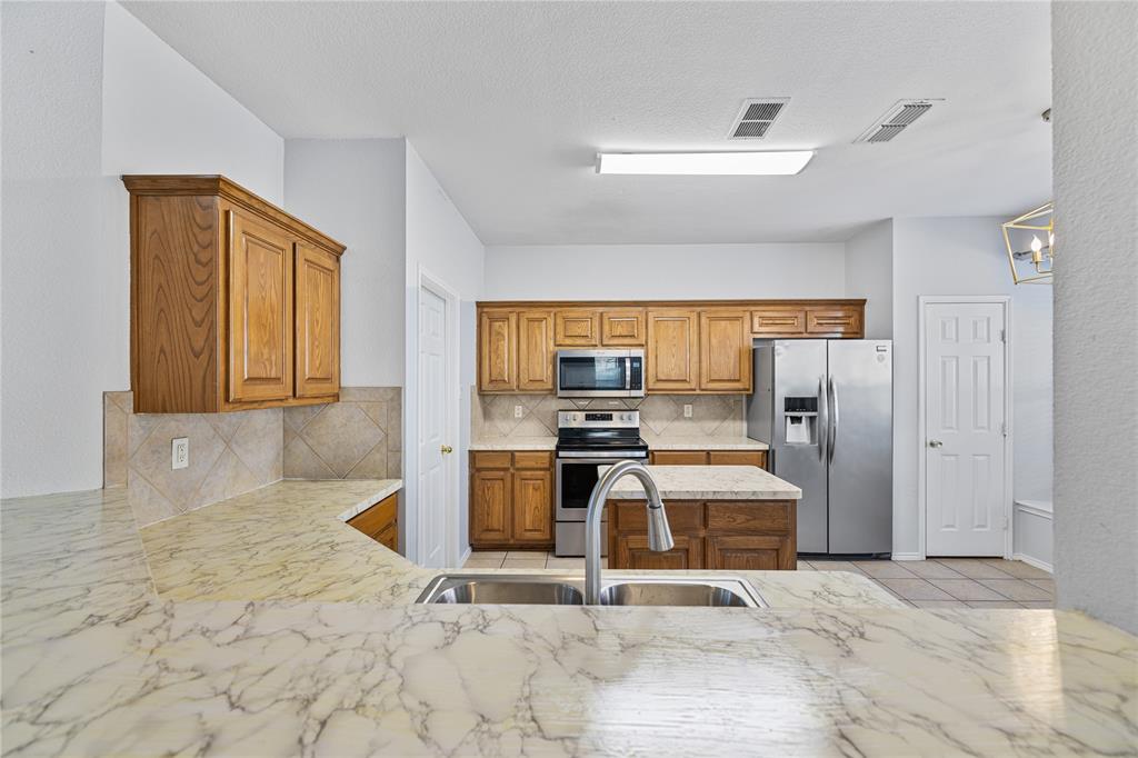 809 Slaughter Lane Euless, TX 76040 - Photo 11 of 29