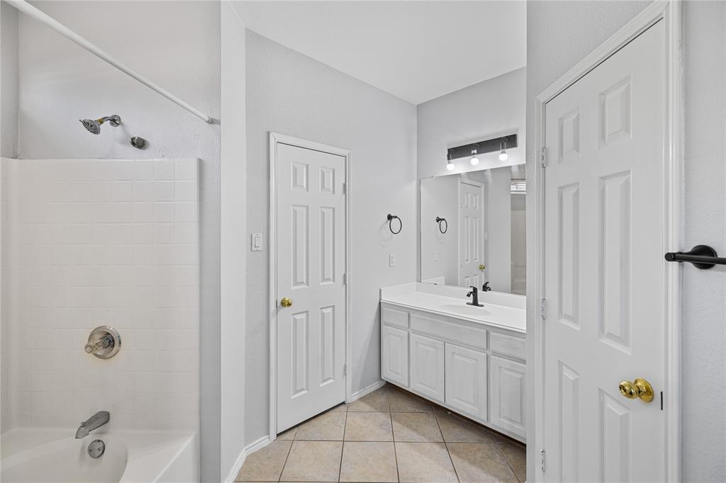 809 Slaughter Lane Euless, TX 76040 - Photo 16 of 29