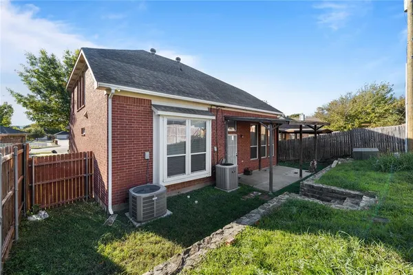 $2,500 | 809 Slaughter Lane, Euless, TX 76040