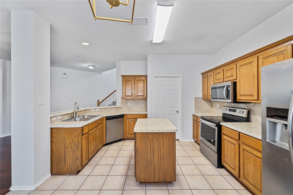 809 Slaughter Lane Euless, TX 76040 - Photo 10 of 29