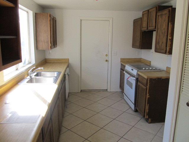 1404 West Colt Road Chandler, AZ 85224 - Photo 2 of 8 Kitchen