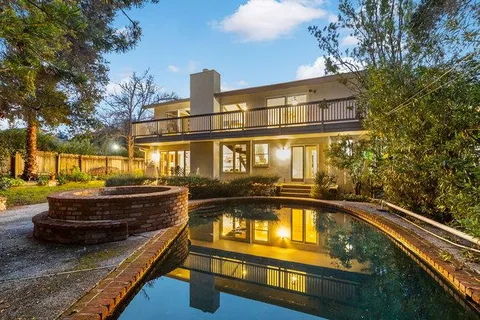 a view of a pathway with a yard