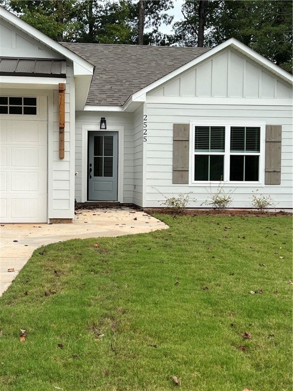 Front view of this beautiful cottage style home
