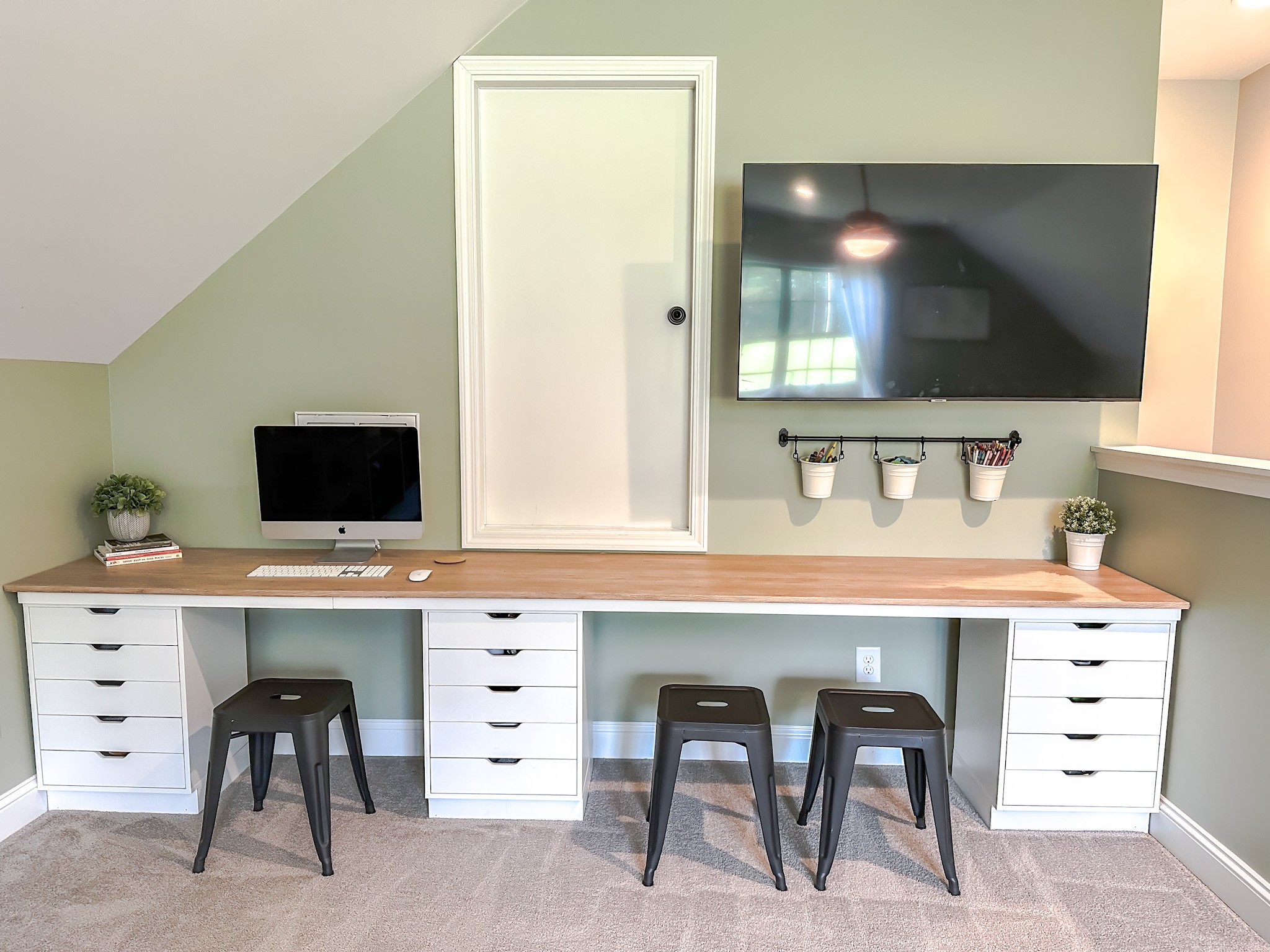 4927 Minnis Road Springfield, TN 37172 - Photo 15 of 27 a room with a chair and a flat screen tv