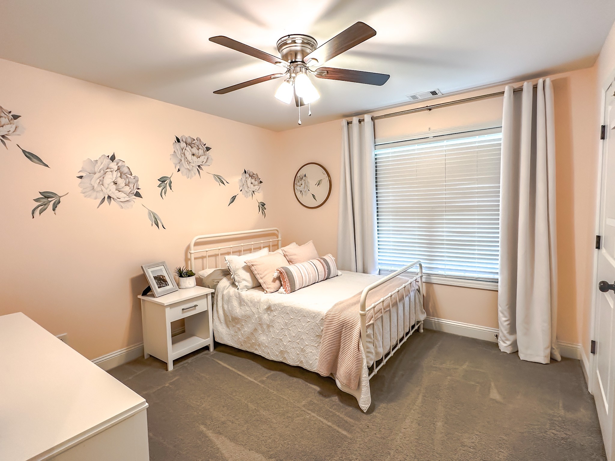 4927 Minnis Road Springfield, TN 37172 - Photo 18 of 27 a bedroom with a bed and a window