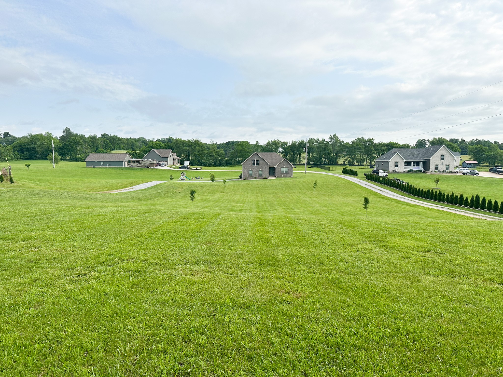 4927 Minnis Road Springfield, TN 37172 - Photo 2 of 27 a view of an ocean with a nearby beach