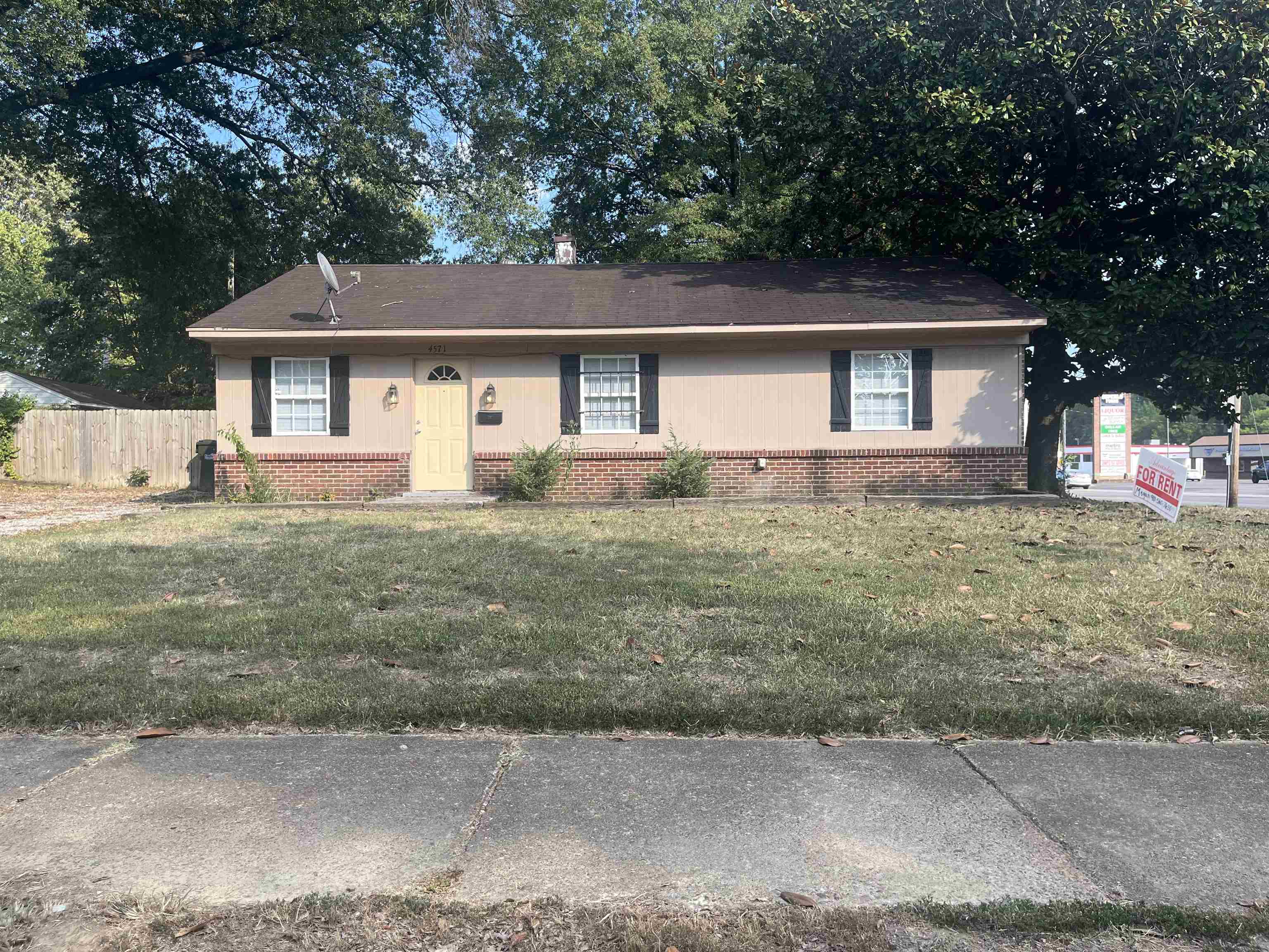 4571 Sea Isle Road Memphis, TN 38117 - Photo 1 of 12 a front view of a house with yard