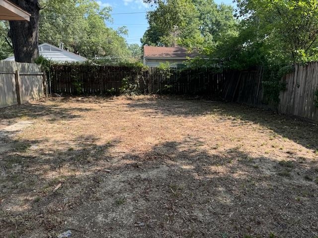 4571 Sea Isle Road Memphis, TN 38117 - Photo 2 of 12 a backyard of a house