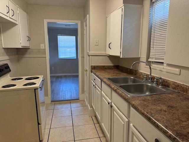 4571 Sea Isle Road Memphis, TN 38117 - Photo 4 of 12 a kitchen with a sink and a stove