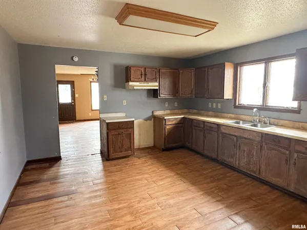 $18,500 | 231 East Stoddard Avenue, Virden, IL 62690