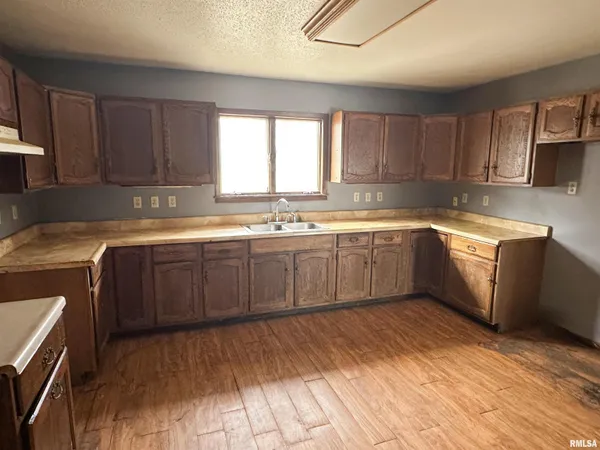 $18,500 | 231 East Stoddard Avenue, Virden, IL 62690