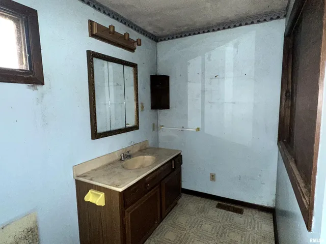 $23,000 | 231 East Stoddard Avenue, Virden, IL 62690