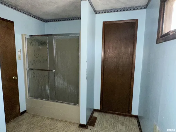 $18,500 | 231 East Stoddard Avenue, Virden, IL 62690