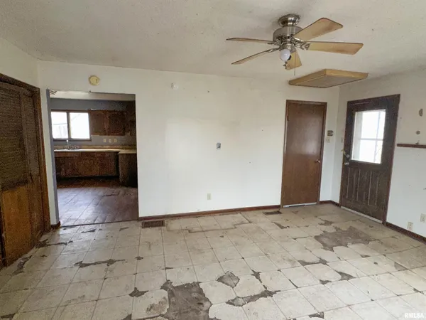 $18,500 | 231 East Stoddard Avenue, Virden, IL 62690