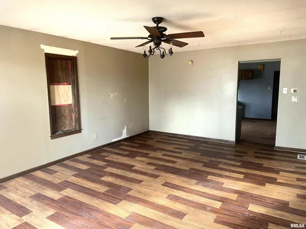 $18,500 | 231 East Stoddard Avenue, Virden, IL 62690