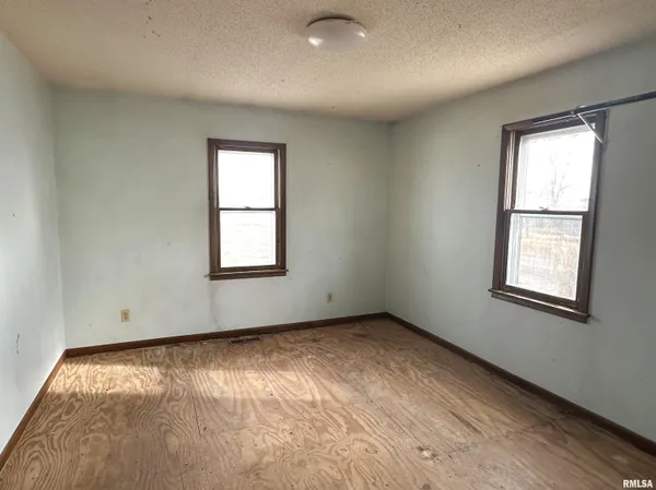 $18,500 | 231 East Stoddard Avenue, Virden, IL 62690