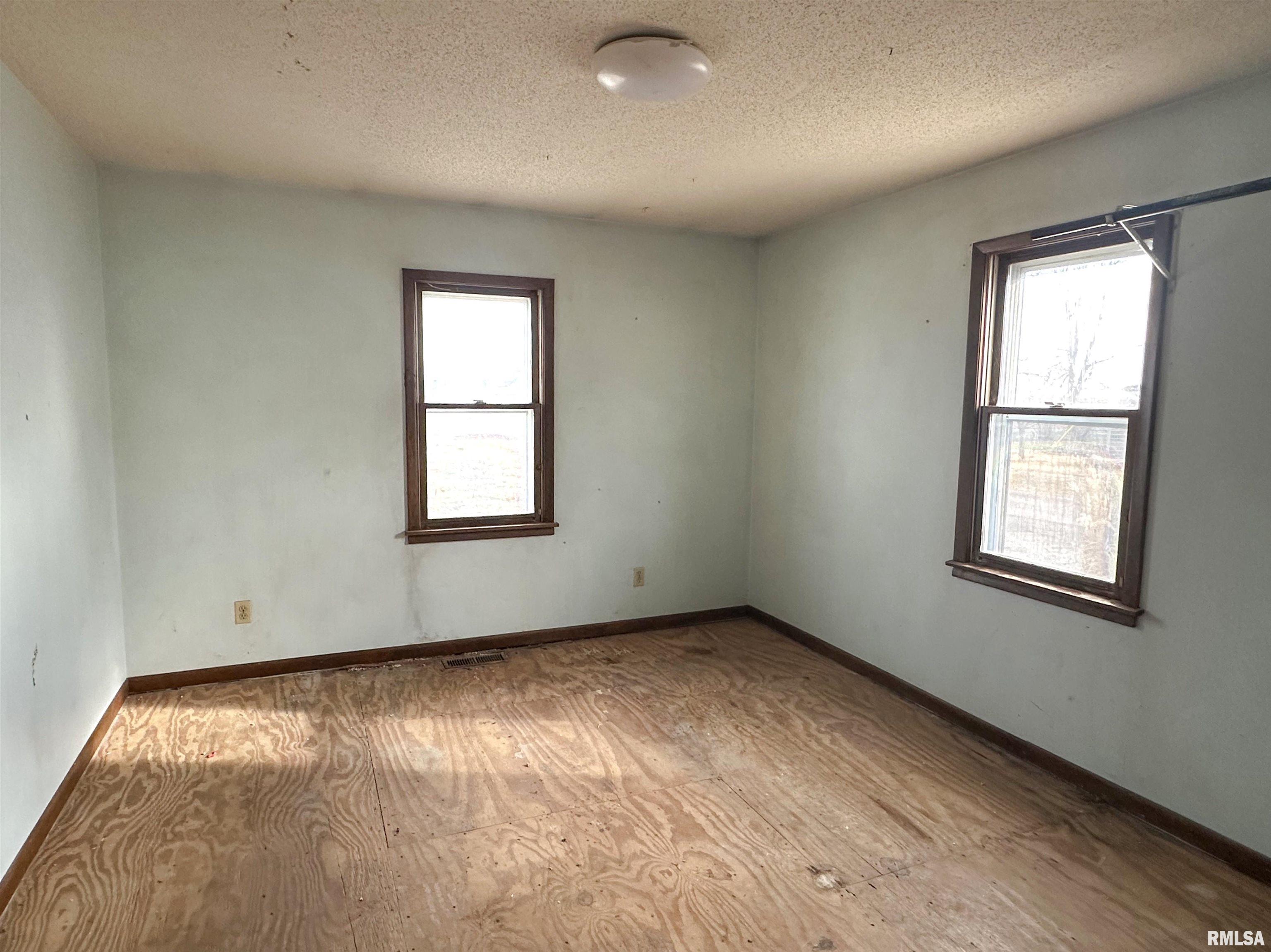 231 East Stoddard Avenue Virden, IL 62690 - Photo 2 of 26