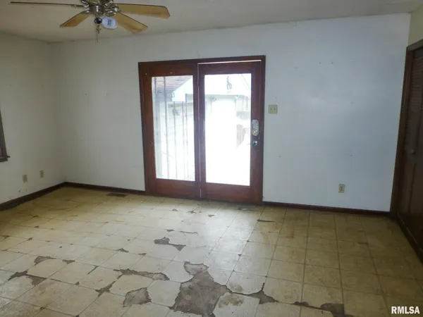 $18,500 | 231 East Stoddard Avenue, Virden, IL 62690