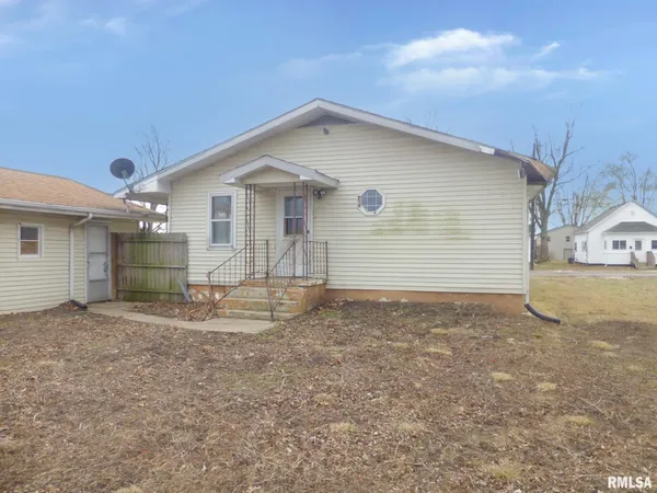 $18,500 | 231 East Stoddard Avenue, Virden, IL 62690