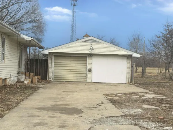 $18,500 | 231 East Stoddard Avenue, Virden, IL 62690