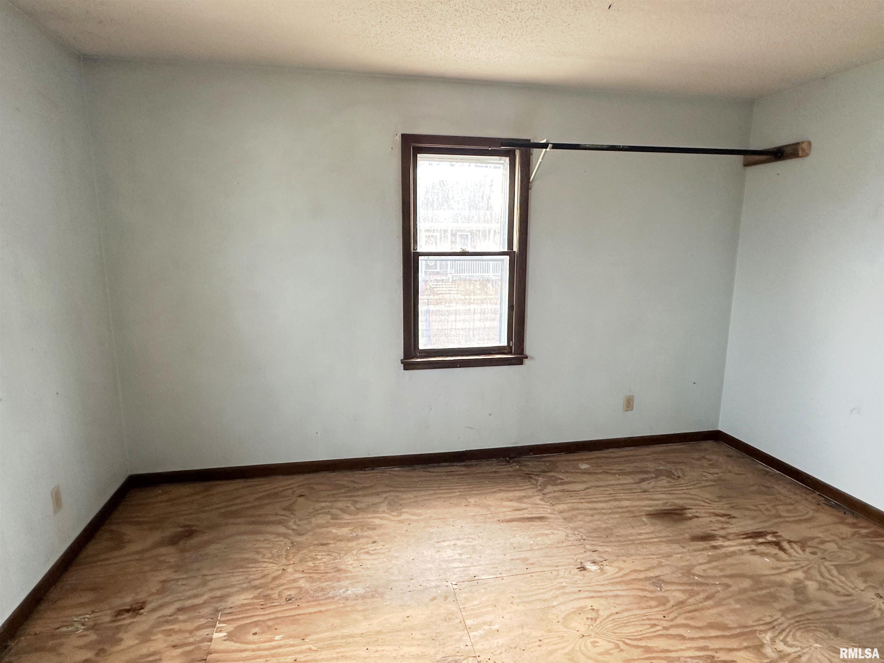 231 East Stoddard Avenue Virden, IL 62690 - Photo 4 of 26