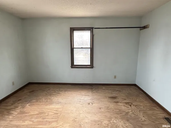 $18,500 | 231 East Stoddard Avenue, Virden, IL 62690