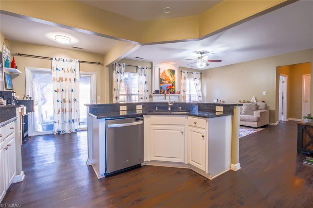 1416 Pondhaven Drive High Point, NC 27265 - Photo 11 of 34