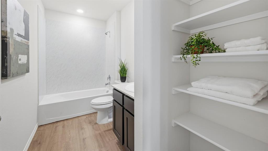 3435 Spur Run Sherman, TX 75090 - Photo 5 of 38 a bathroom with a toilet a sink and bathtub