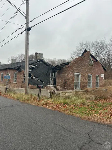 a house view with a outdoor space