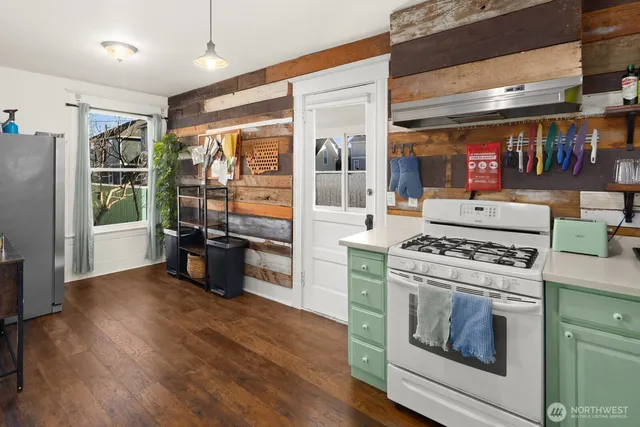 $1,299,900 | 2011 East James Street, Seattle, WA 98122