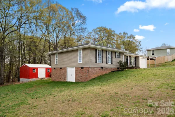 a view of a house with a backyard