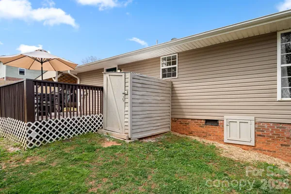 a view of a backyard