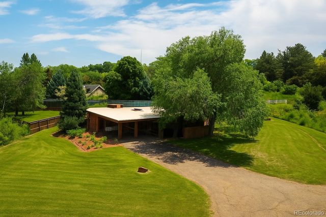 a view of a fountain in front of a house