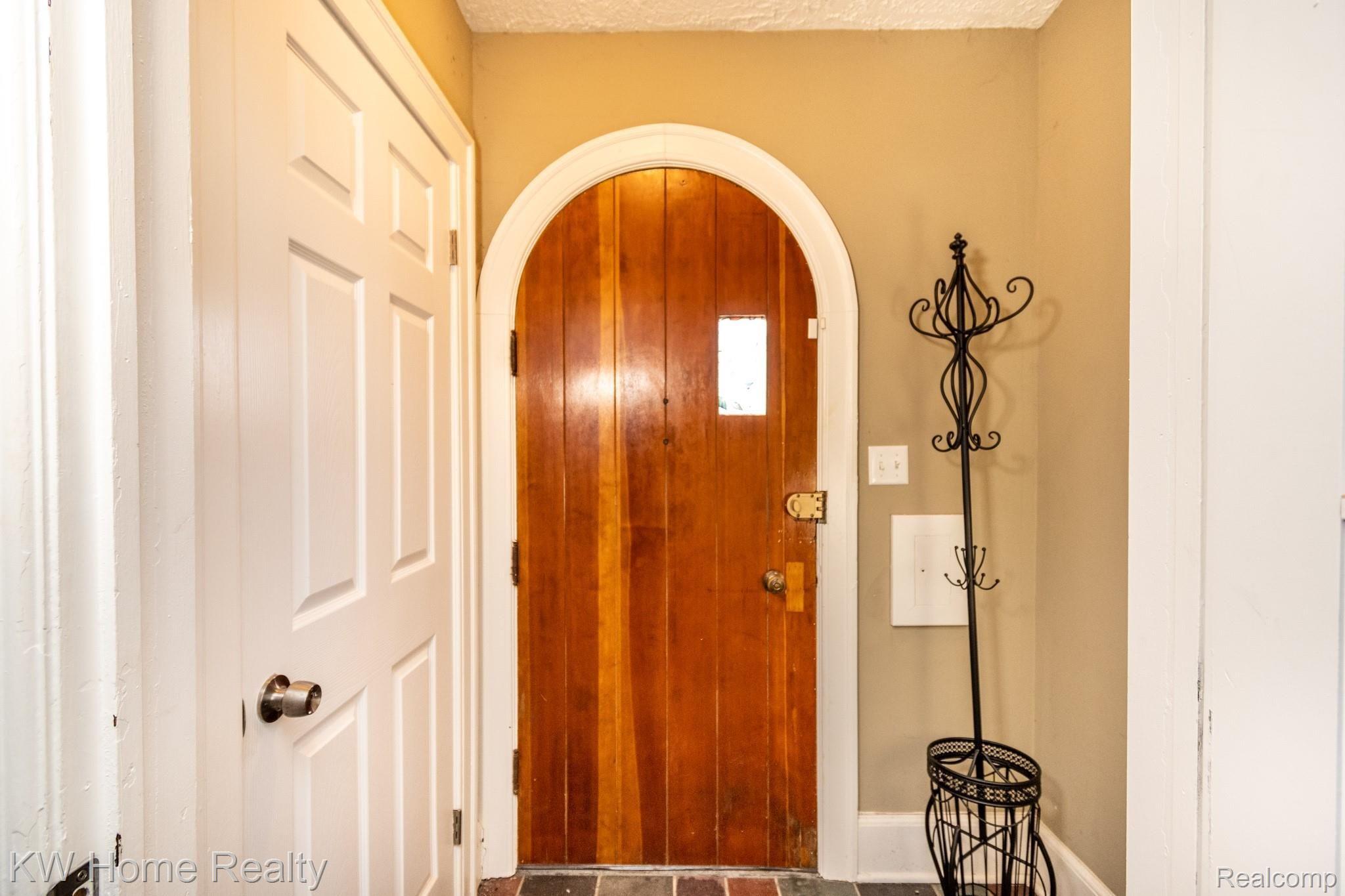 16770 Huntington Road Detroit, MI 48219 - Photo 3 of 30 Entry way