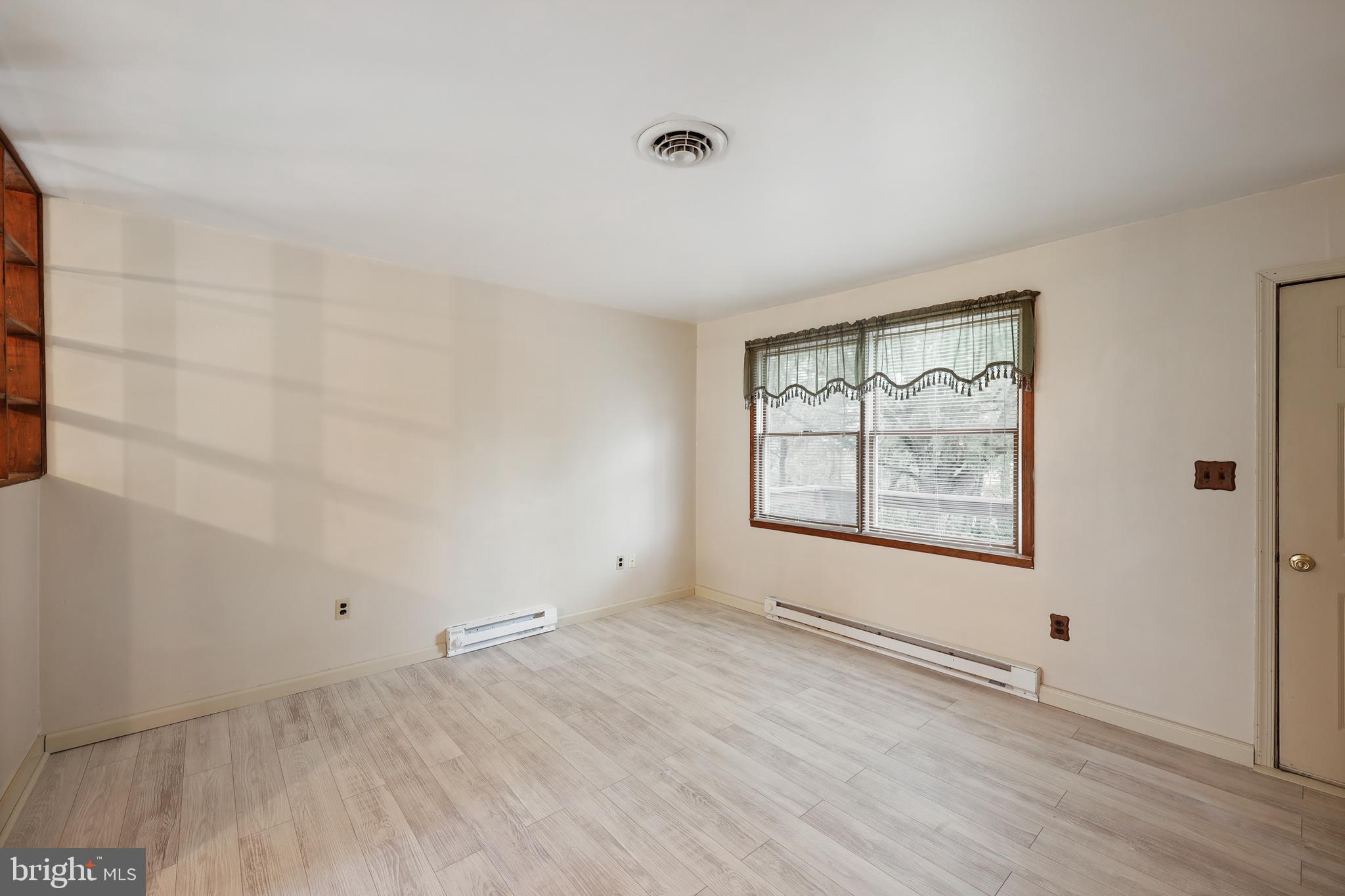 2739 Rowe Road New Windsor, MD 21776 - Photo 7 of 37 Living Room