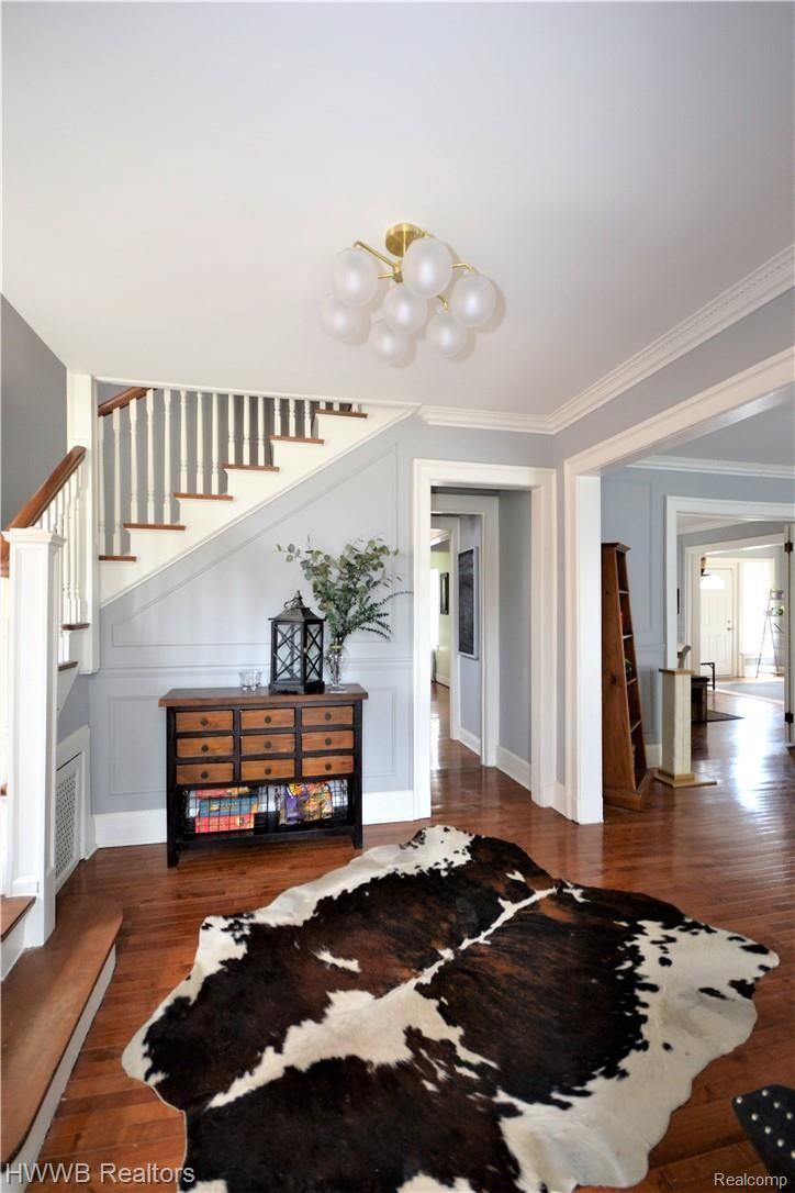 2460 Seminole Street Detroit, MI 48214 - Photo 2 of 31 Foyer
