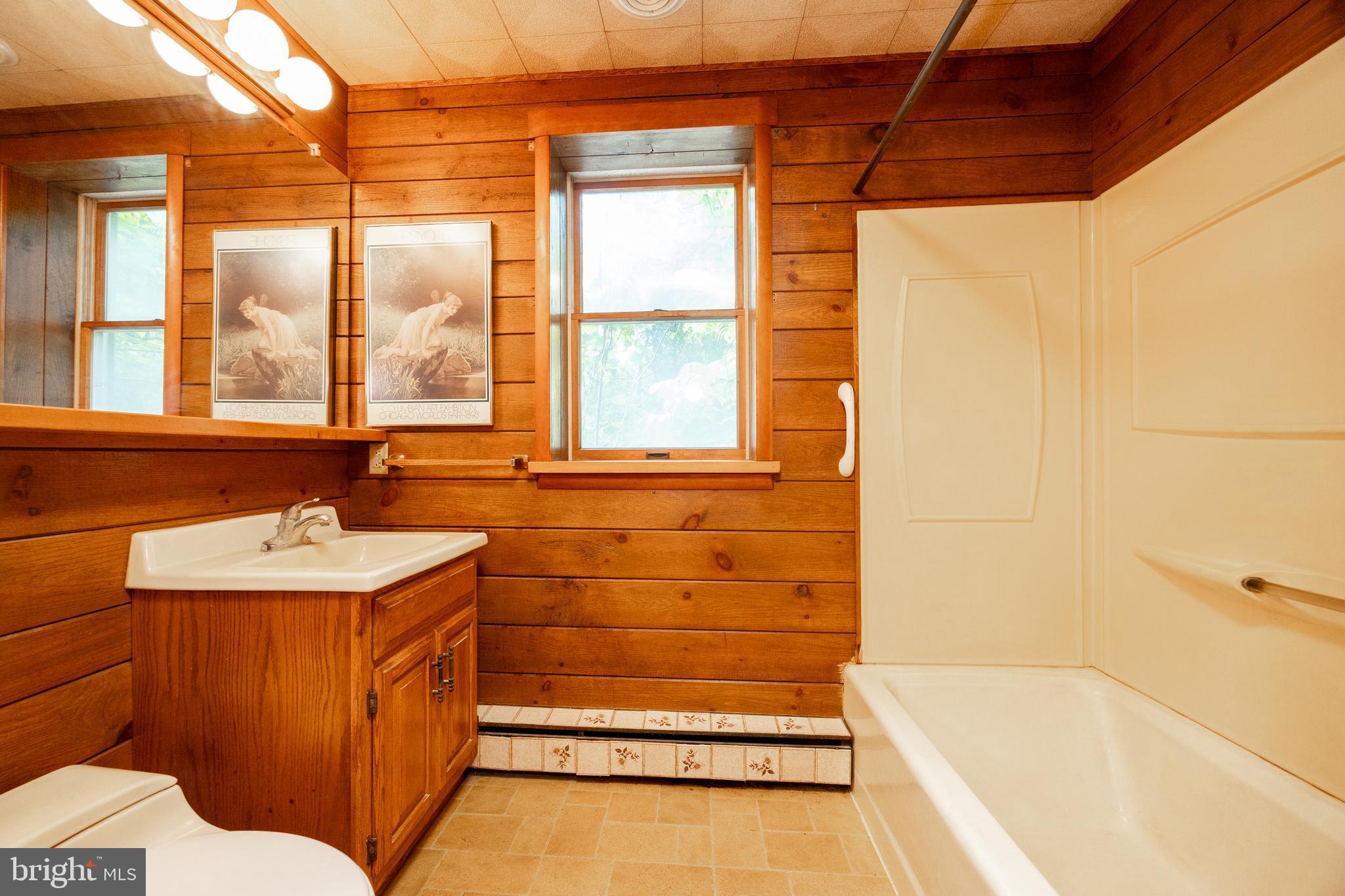 602 Chester Creek Road Brookhaven, PA 19015 - Photo 13 of 33 Hall Bath