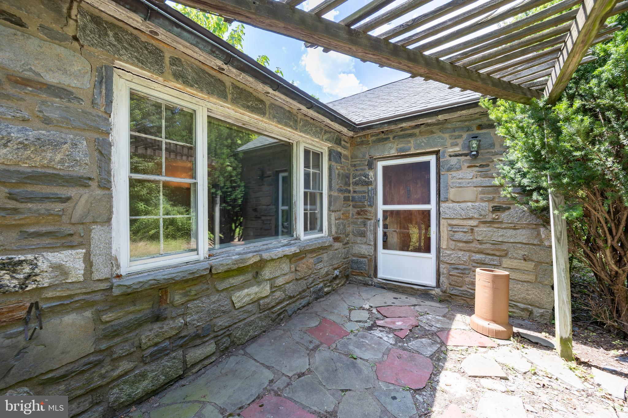 602 Chester Creek Road Brookhaven, PA 19015 - Photo 2 of 33 Entry