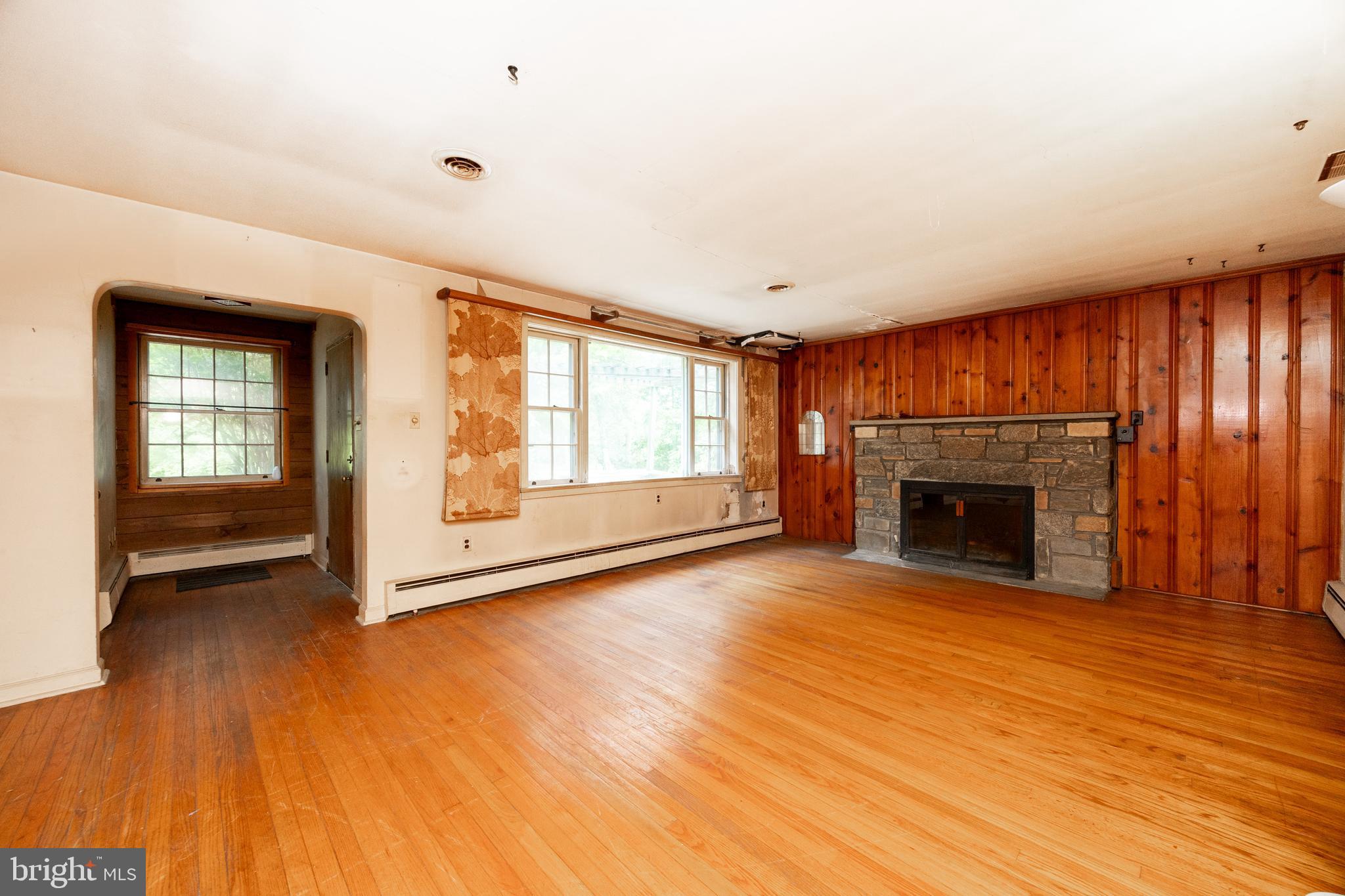 602 Chester Creek Road Brookhaven, PA 19015 - Photo 4 of 33 Living Room