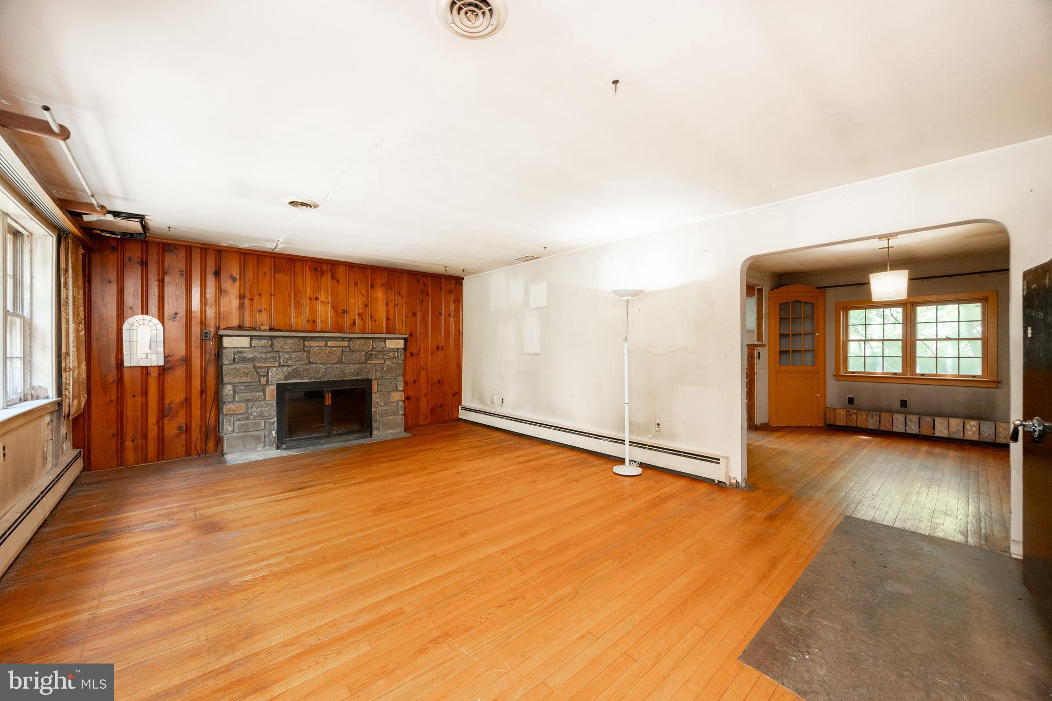 602 Chester Creek Road Brookhaven, PA 19015 - Photo 6 of 33 Living Room