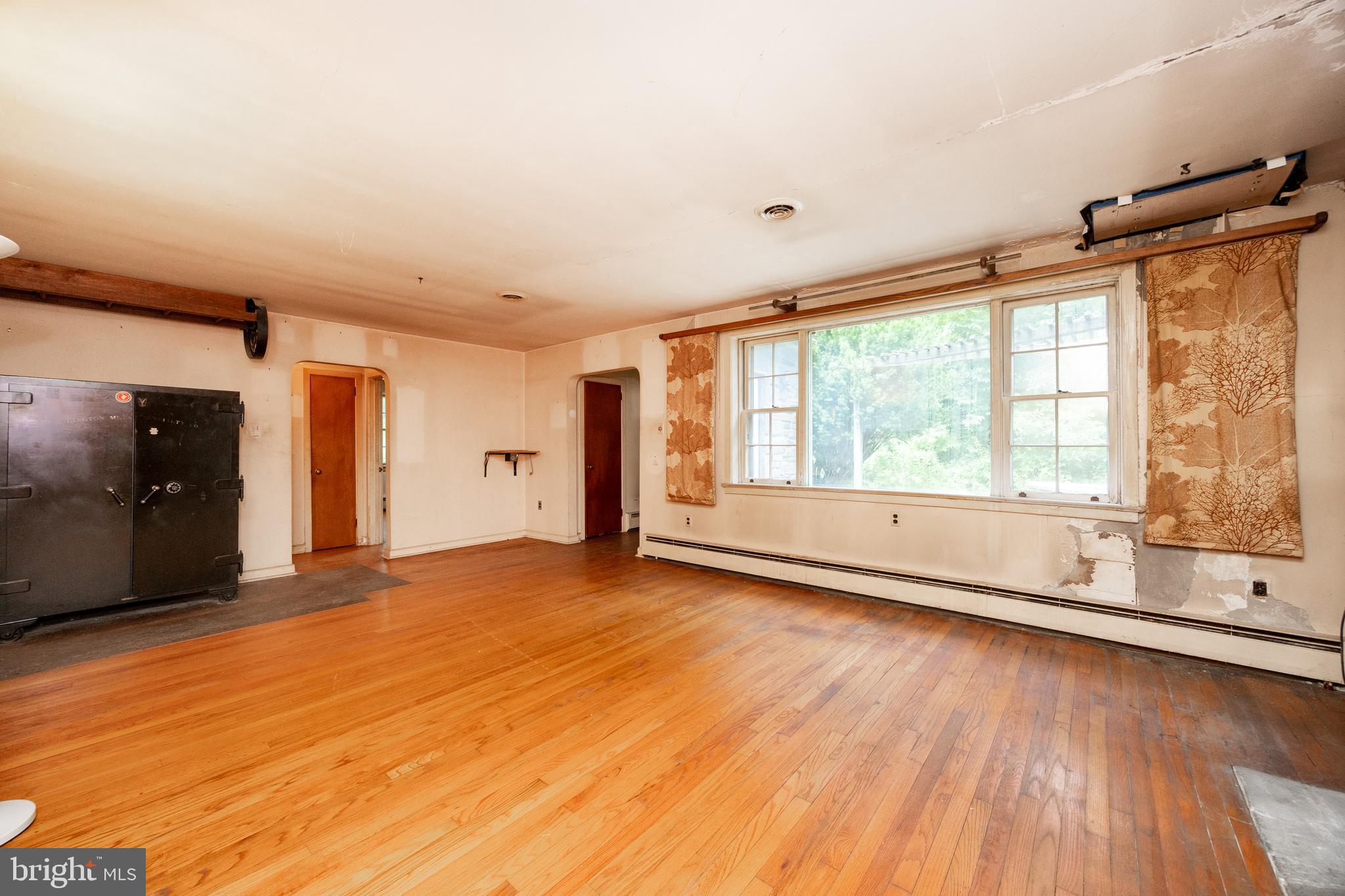 602 Chester Creek Road Brookhaven, PA 19015 - Photo 7 of 33 Living Room