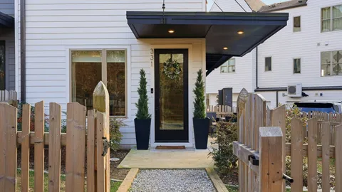 a view of entryway of a house
