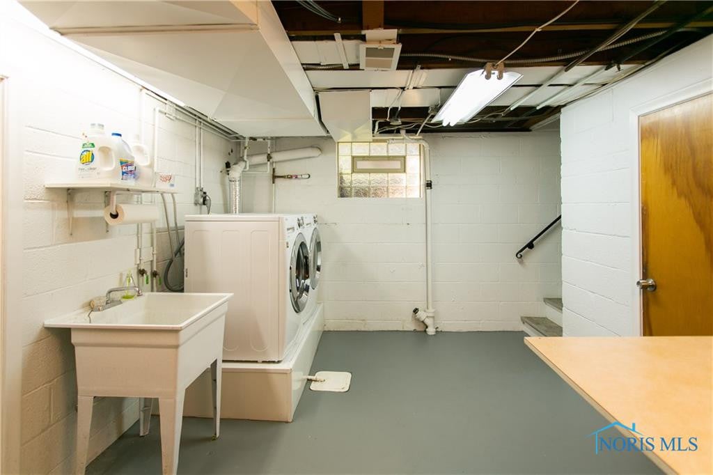 2435 Goddard Road Toledo, OH 43606 - Photo 29 of 35 LARGE LAUNDRY ROOM