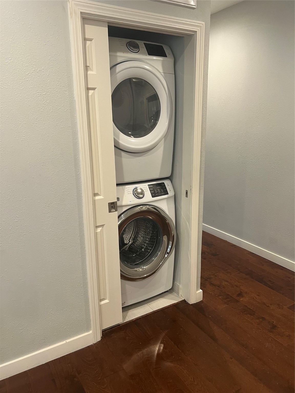 2812 Live Oak Street Houston, TX 77004 - Photo 4 of 6 a utility room with dryer and washer