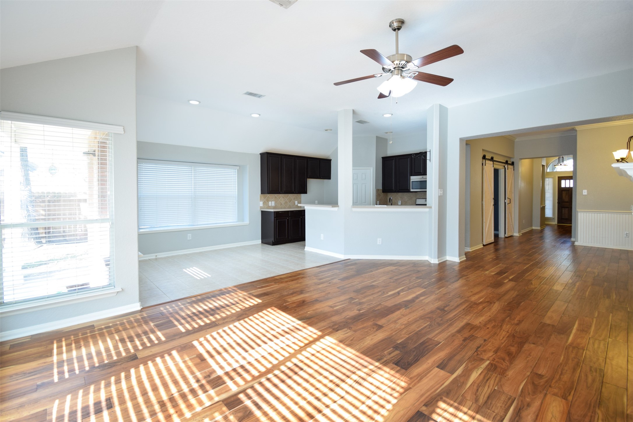 31 Rolling Ridge Court Conroe, TX 77385 - Photo 2 of 28