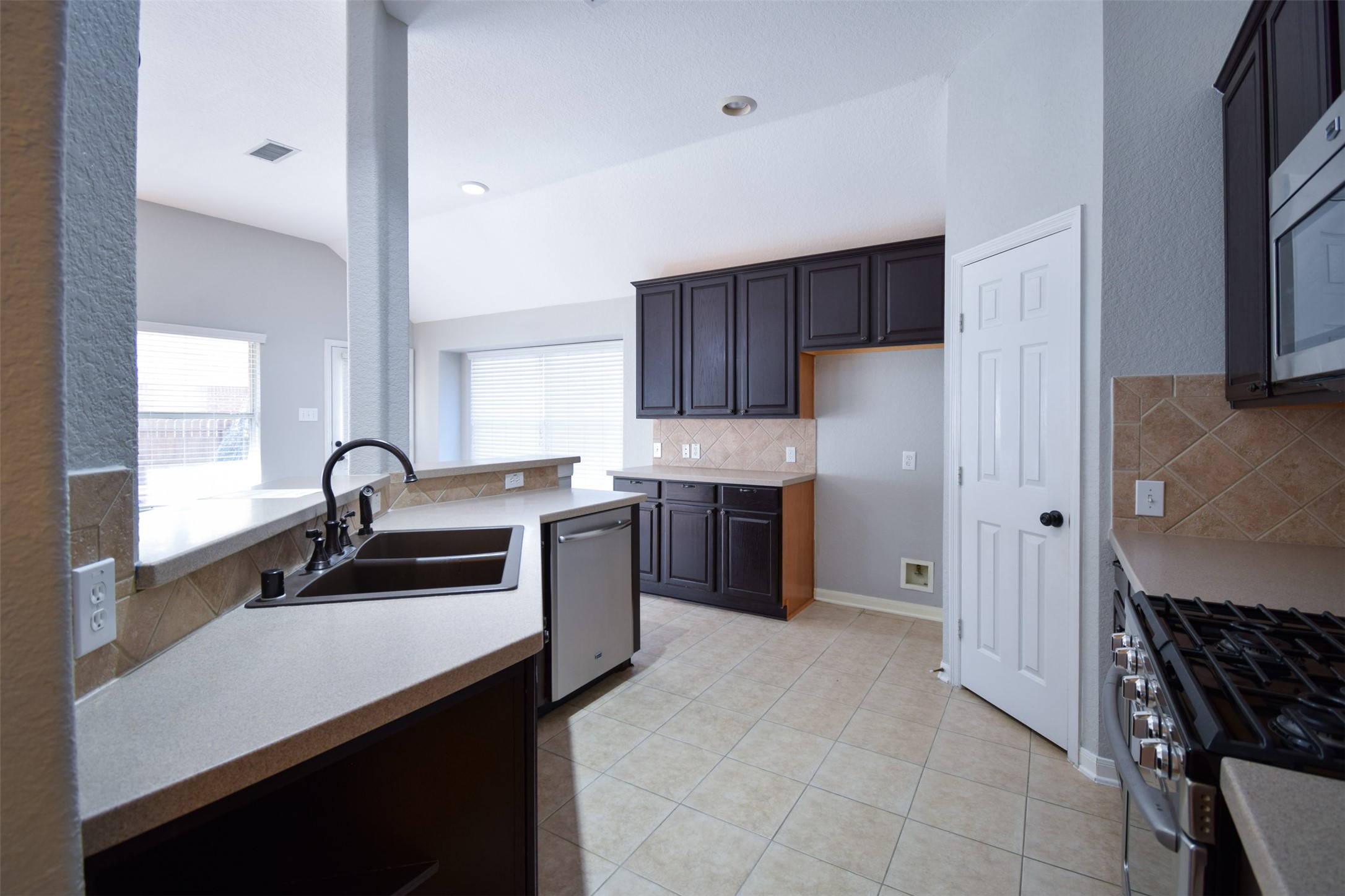 31 Rolling Ridge Court Conroe, TX 77385 - Photo 6 of 28