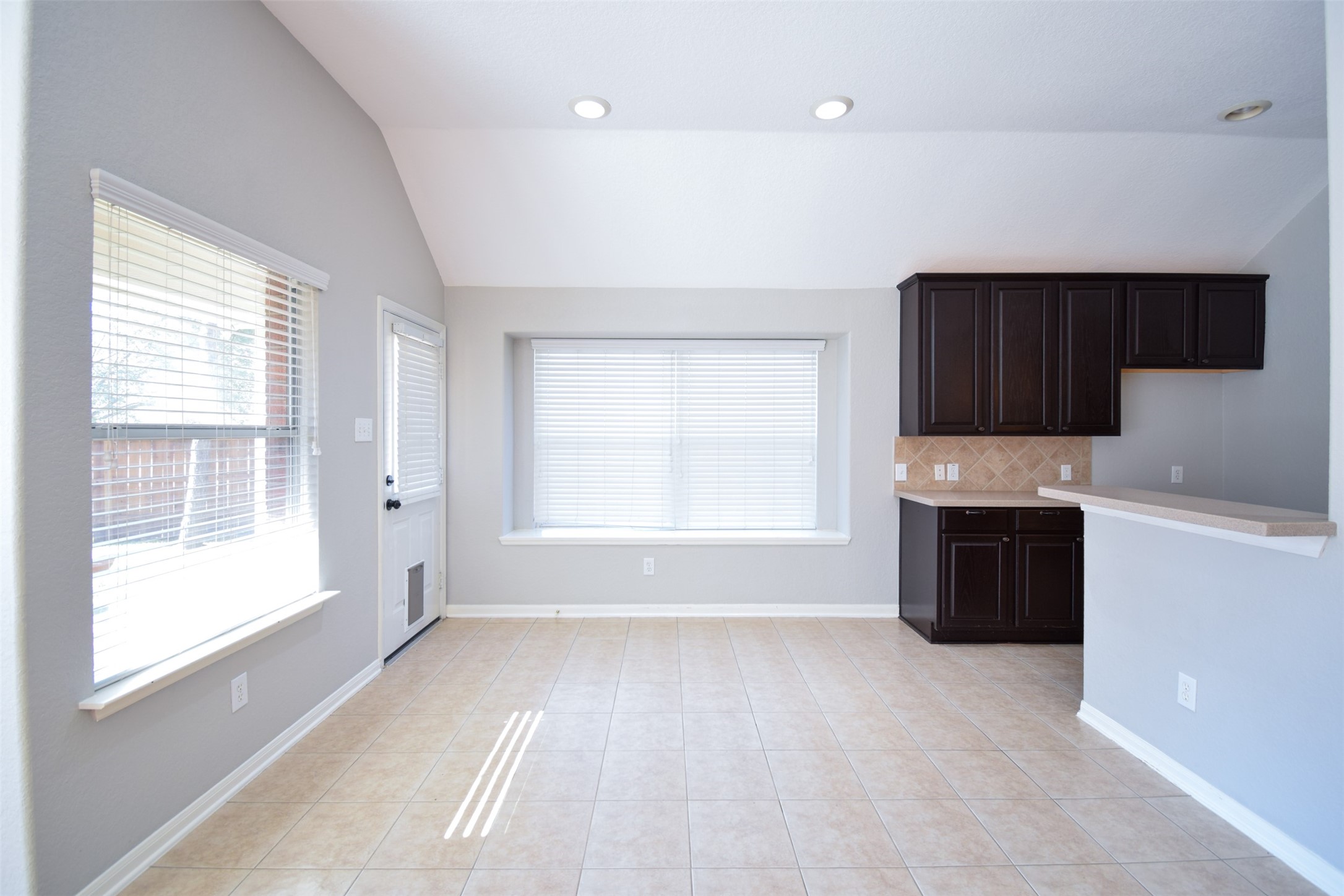 31 Rolling Ridge Court Conroe, TX 77385 - Photo 7 of 28