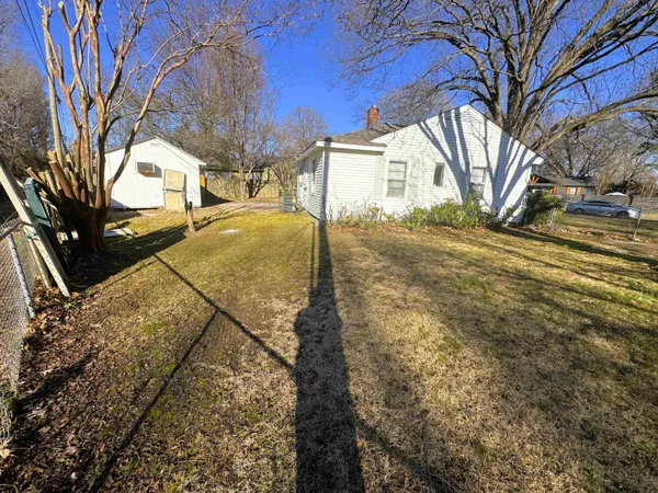 a view of a yard with fountain