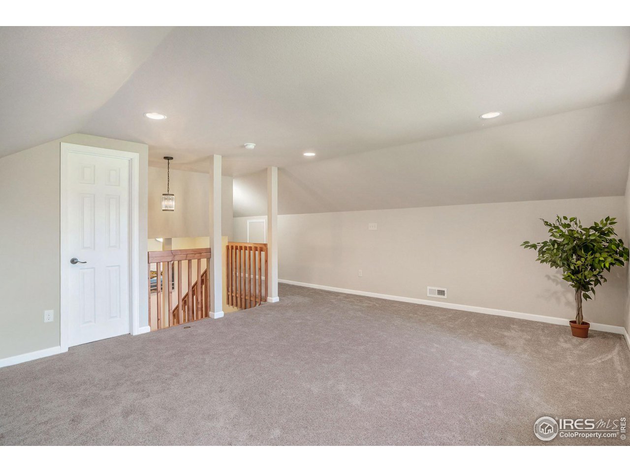 372 Cherokee Road Lyons, CO 80540 - Photo 14 of 33 a view of a big room with a kitchen