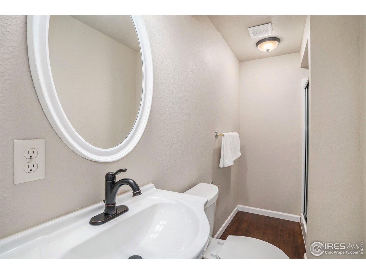 372 Cherokee Road Lyons, CO 80540 - Photo 20 of 33 a bathroom with a sink and a mirror